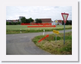 P7039913 * In Hemmendorf ist es wichtig, dass man geradeaus Richtung Reutsachsen weiterfhrt und auf keinen Fall rechts Richtung Vorbach abbiegt !!!! * 550 x 413 * (64KB)