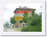 P7030011s * Nach 100m kommt man zum Bahnhof. Hier geht?s links weg, der Vorfahrtsstrasse entlang (Richtung: Bad Mergentheim) * 550 x 413 * (78KB)