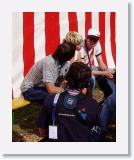 toa04_311 * ...dann schnell zum MIA-Interview mit Mieze.... * 444 x 550 * (67KB)