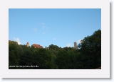 toa08_fr_051 * Blick hoch zur Rothenburger Stadtmauer * 550 x 365 * (51KB)