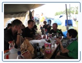 toa10_sa_003 * Im Tauberplanscher-Camp: Jones, Dash, Yellow & Jasmina beim Looping Loui - Zocken * 2816 x 2112 * (1.33MB)